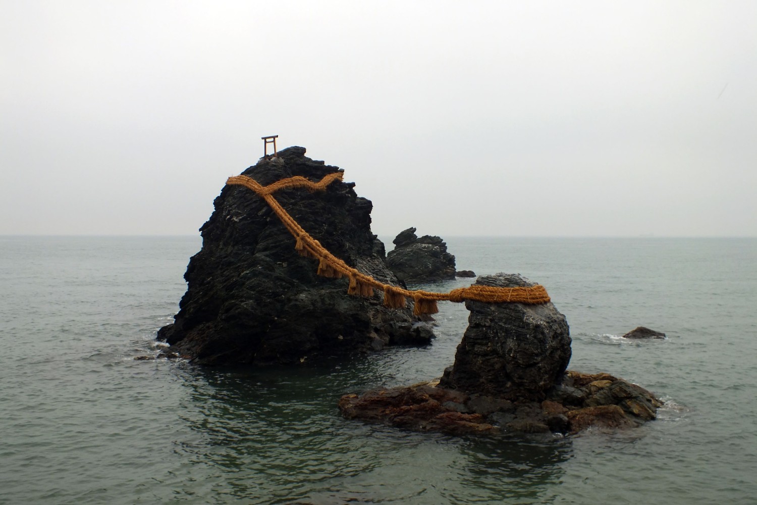 Die "verheirateten Felsen" inmitten der pazifischen See