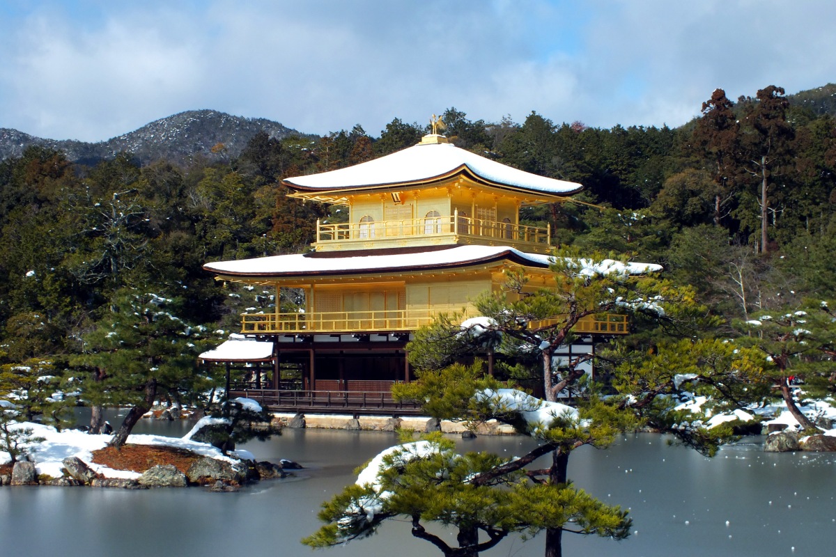 Der Goldene Pavillion: Das berühmteste Wahrzeichen Kyotos, das wie der Rest der Stadt pünktlich zum neuen Jahr in weißer Pracht erstrahlt