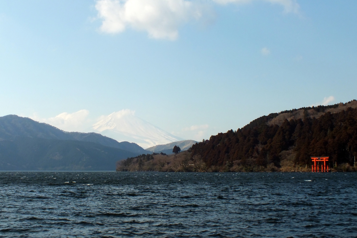 Ein Blick, der eine Reise wert ist: Der mächtige Berg Fuji, dessen schneebedeckter Gipfel über dem Ashi-See in Hakone emporragt